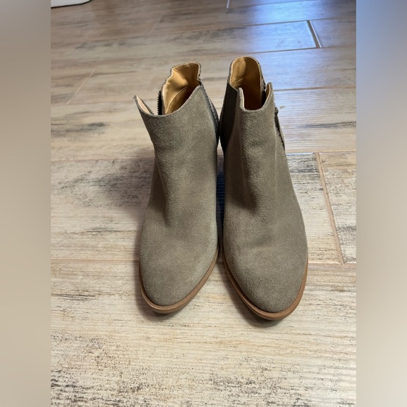 Vionic Anne Heeled Booties Size 9 - Picture 4 of 5